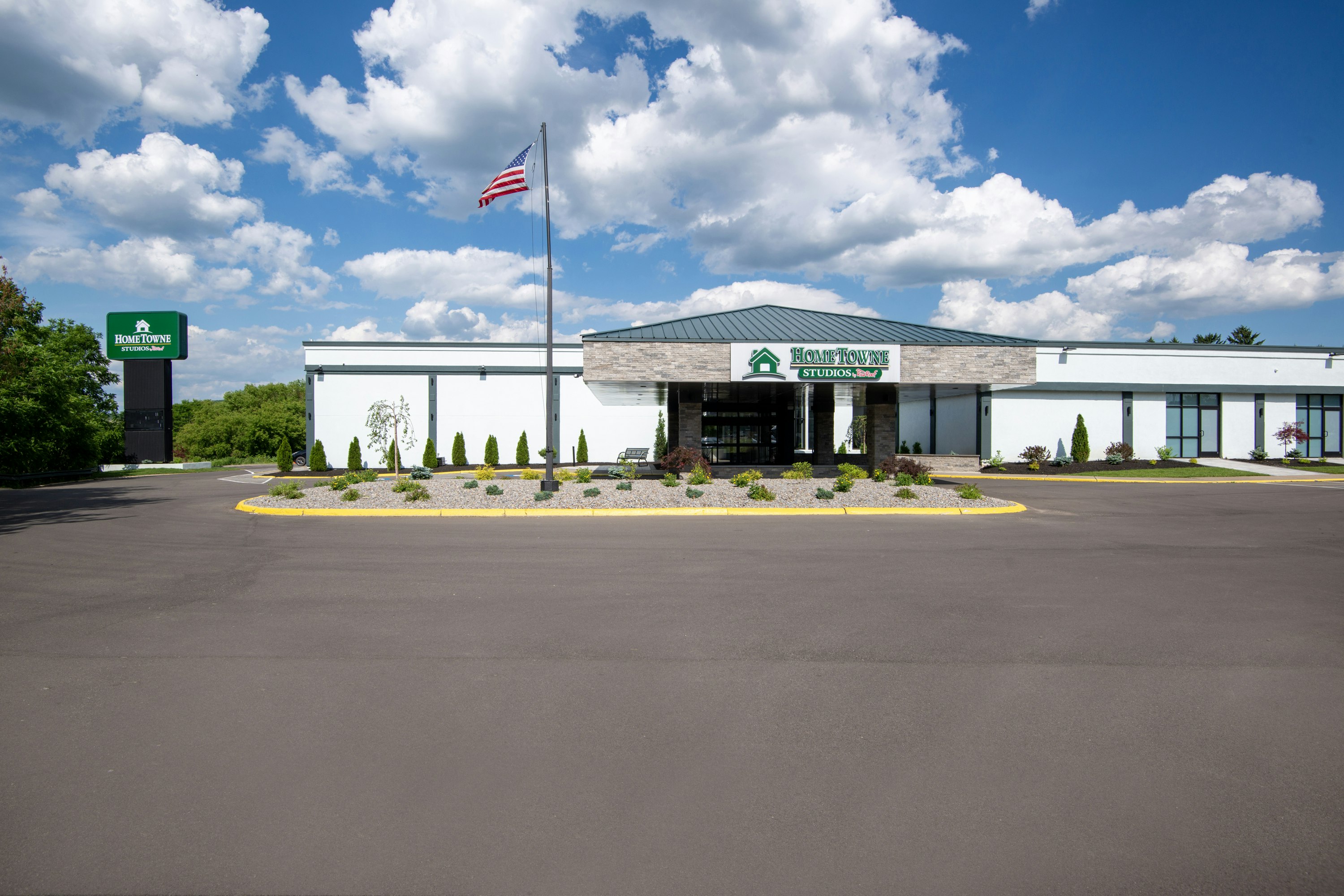 HomeTowne Studios by Red Roof & Conference Center Cortland 46/55