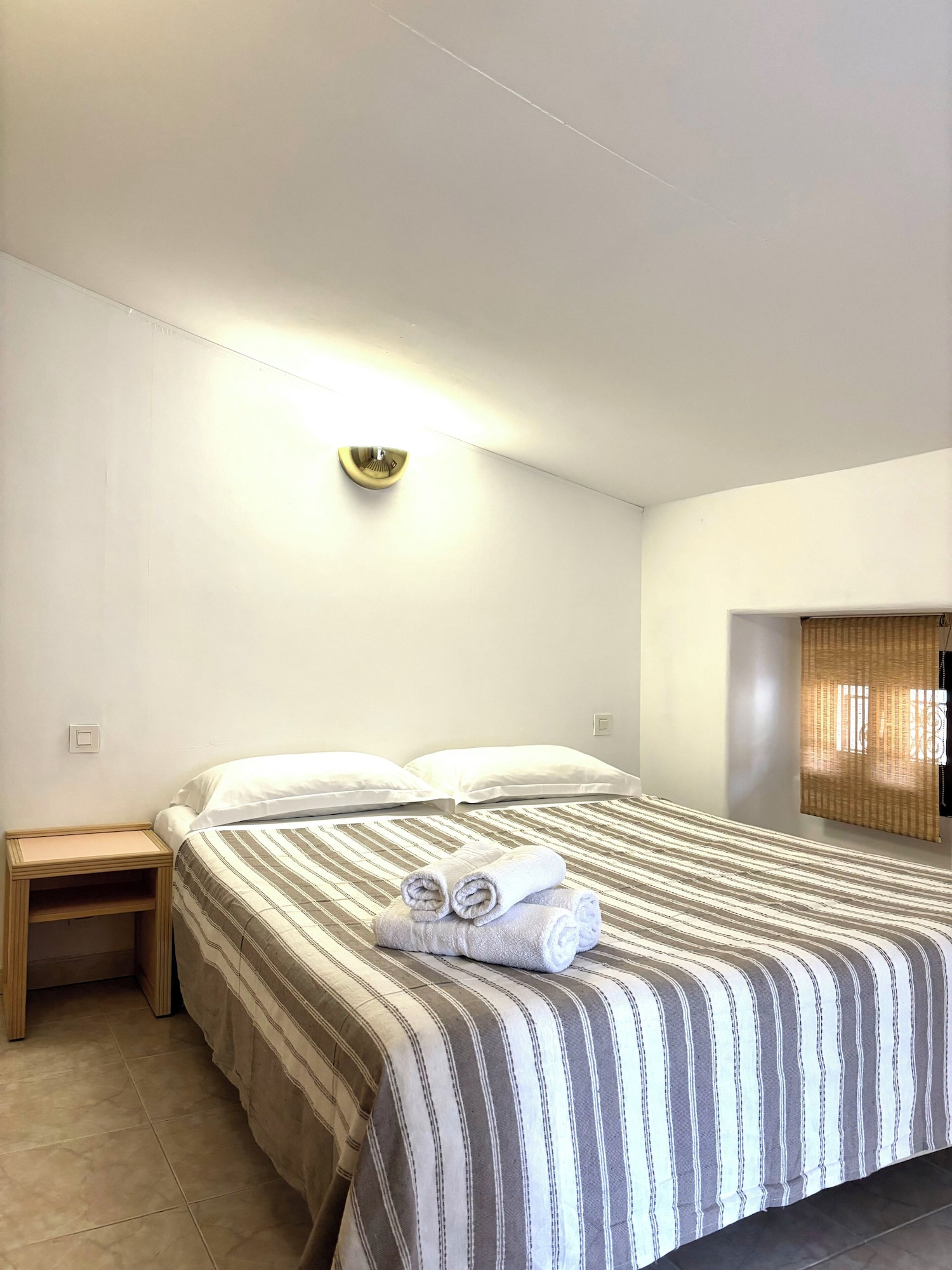 ROOM, DOUBLE BED