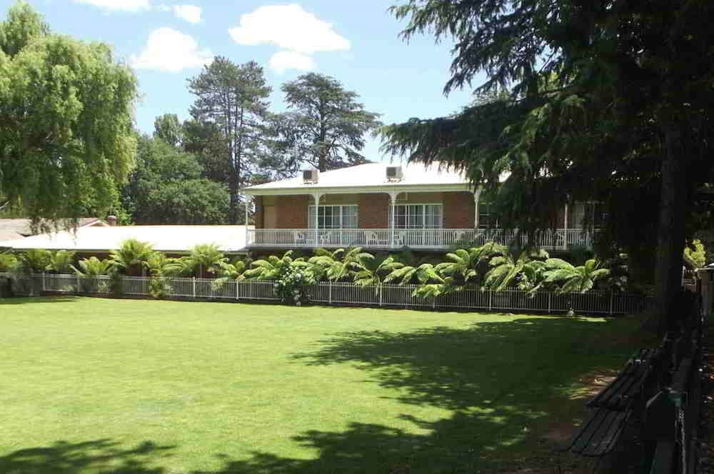 Barrass John Bright Motor Inn 39/43