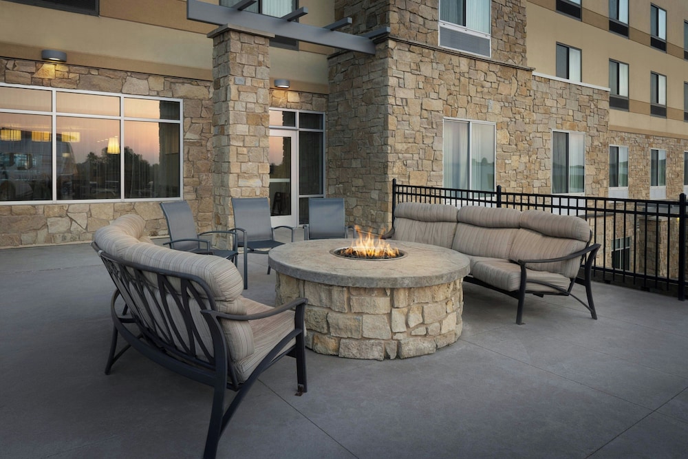 Fairfield Inn And Suites By Marriott Lincoln Southeast 44/64