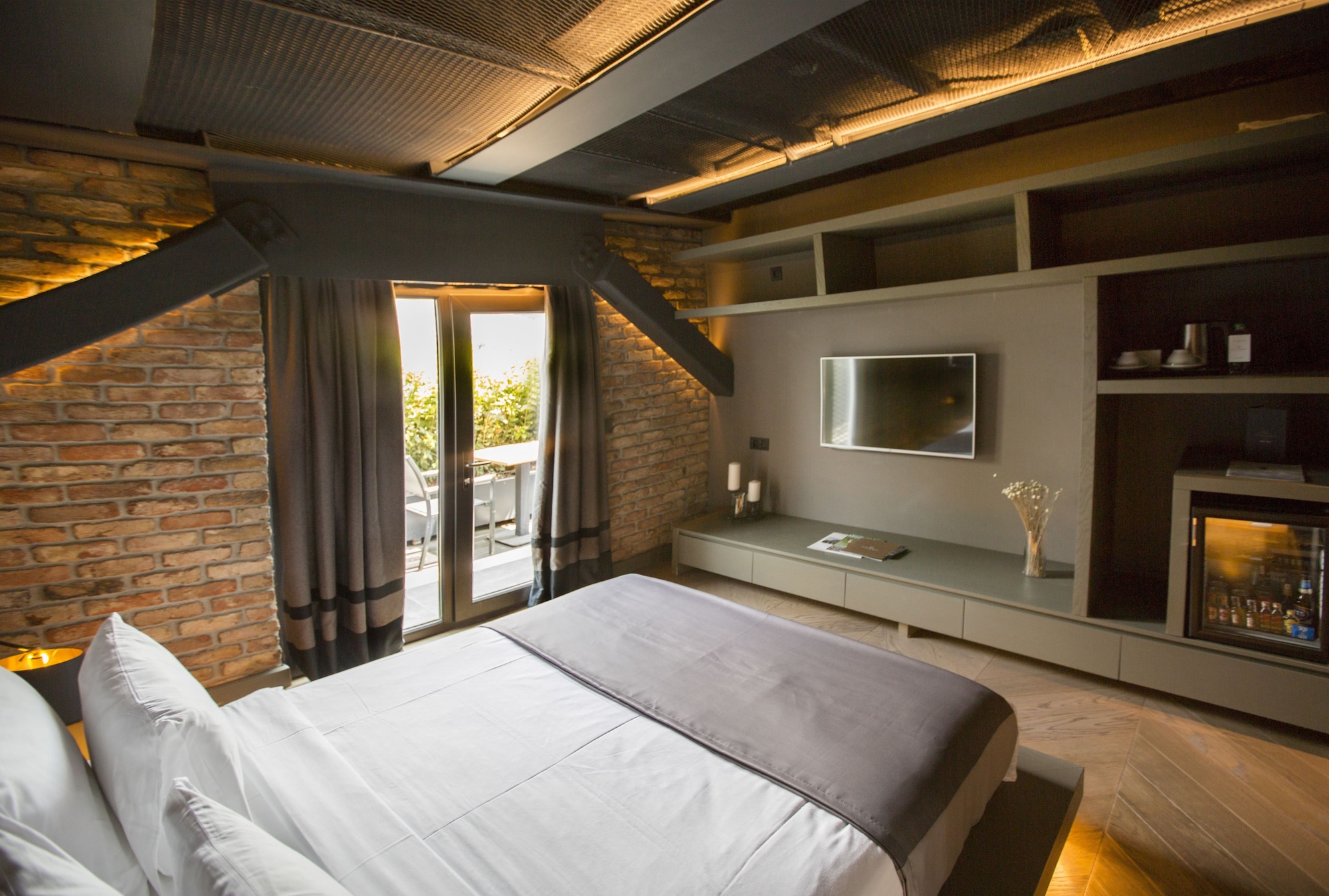 DELUXE, TERRACE