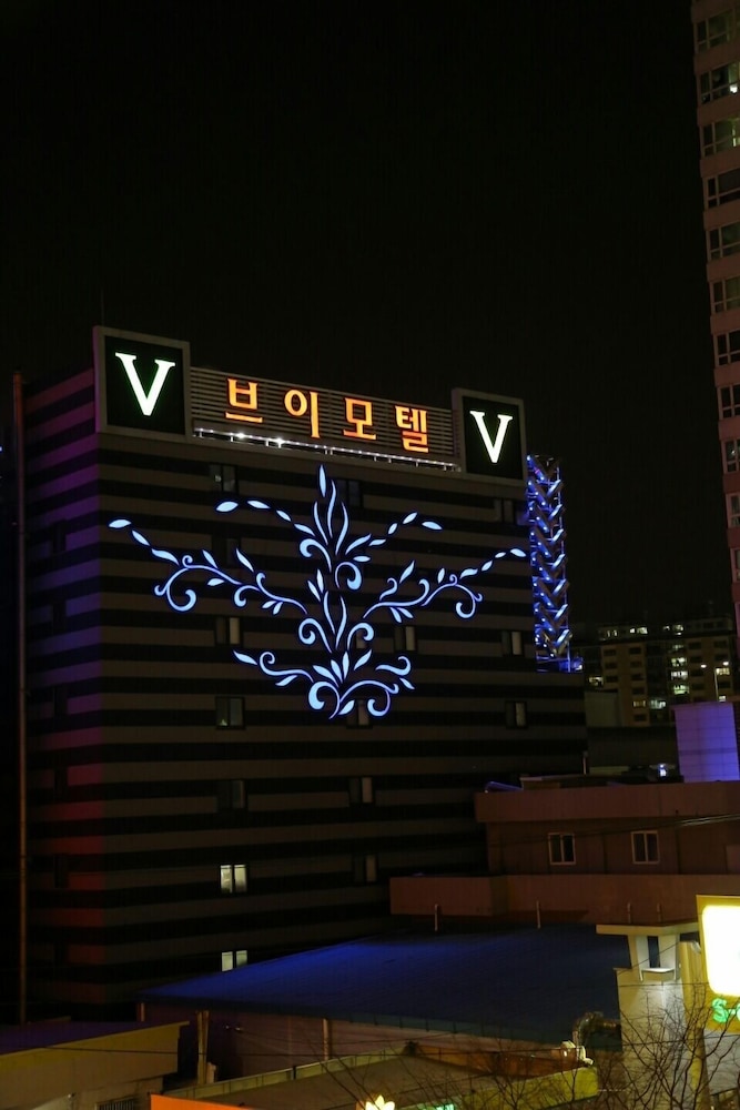 V Hotel 2/50