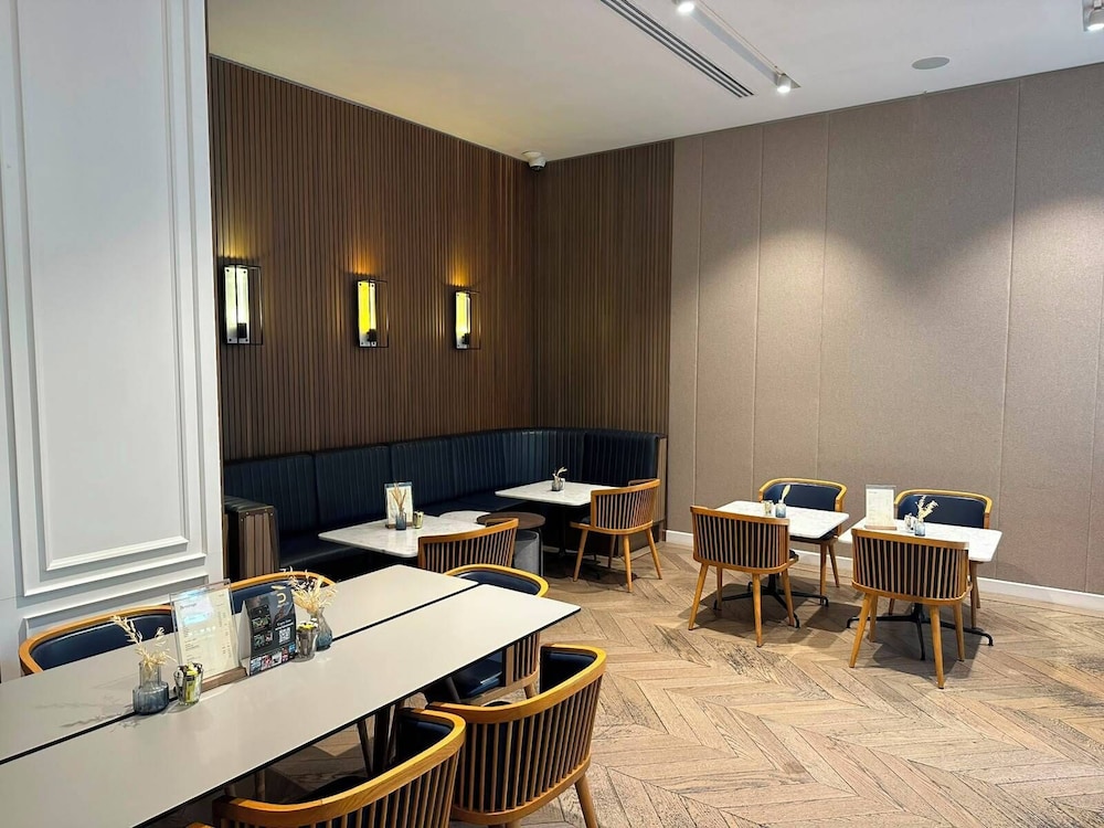 Page8, Page Hotels 34/63