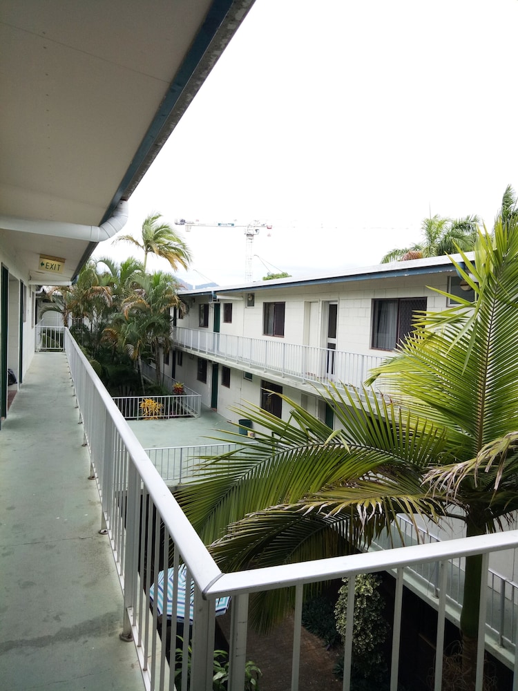 Lake Central Cairns 8/60