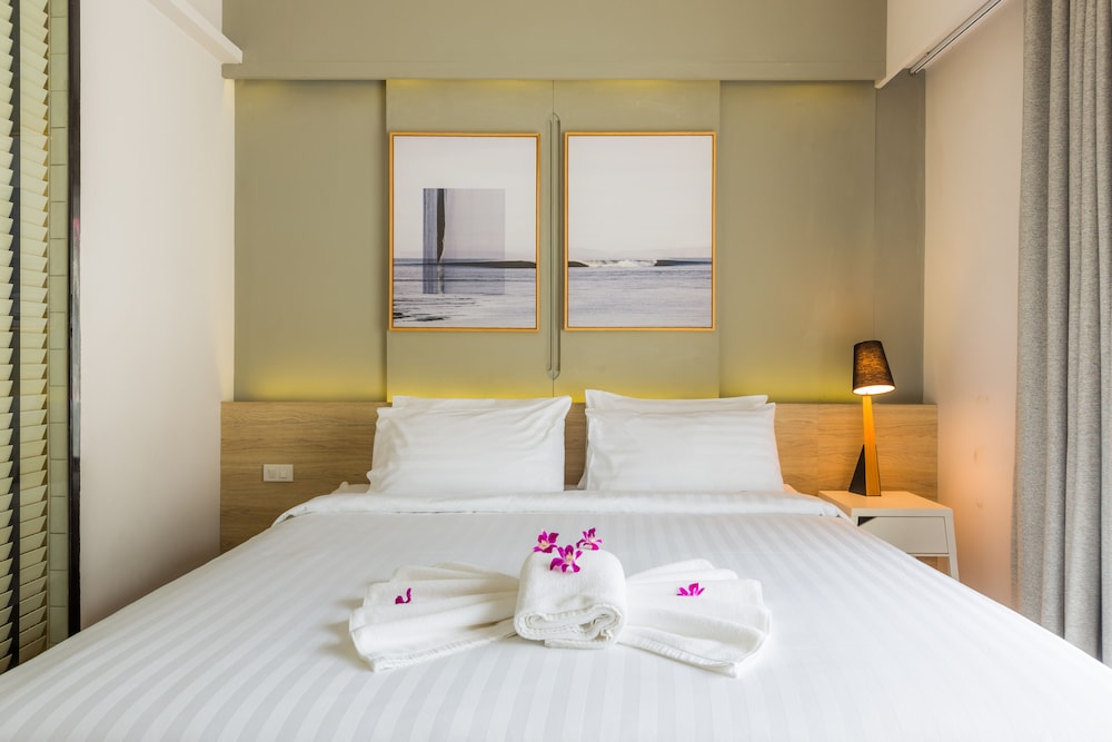 DELUXE, DOUBLE BED