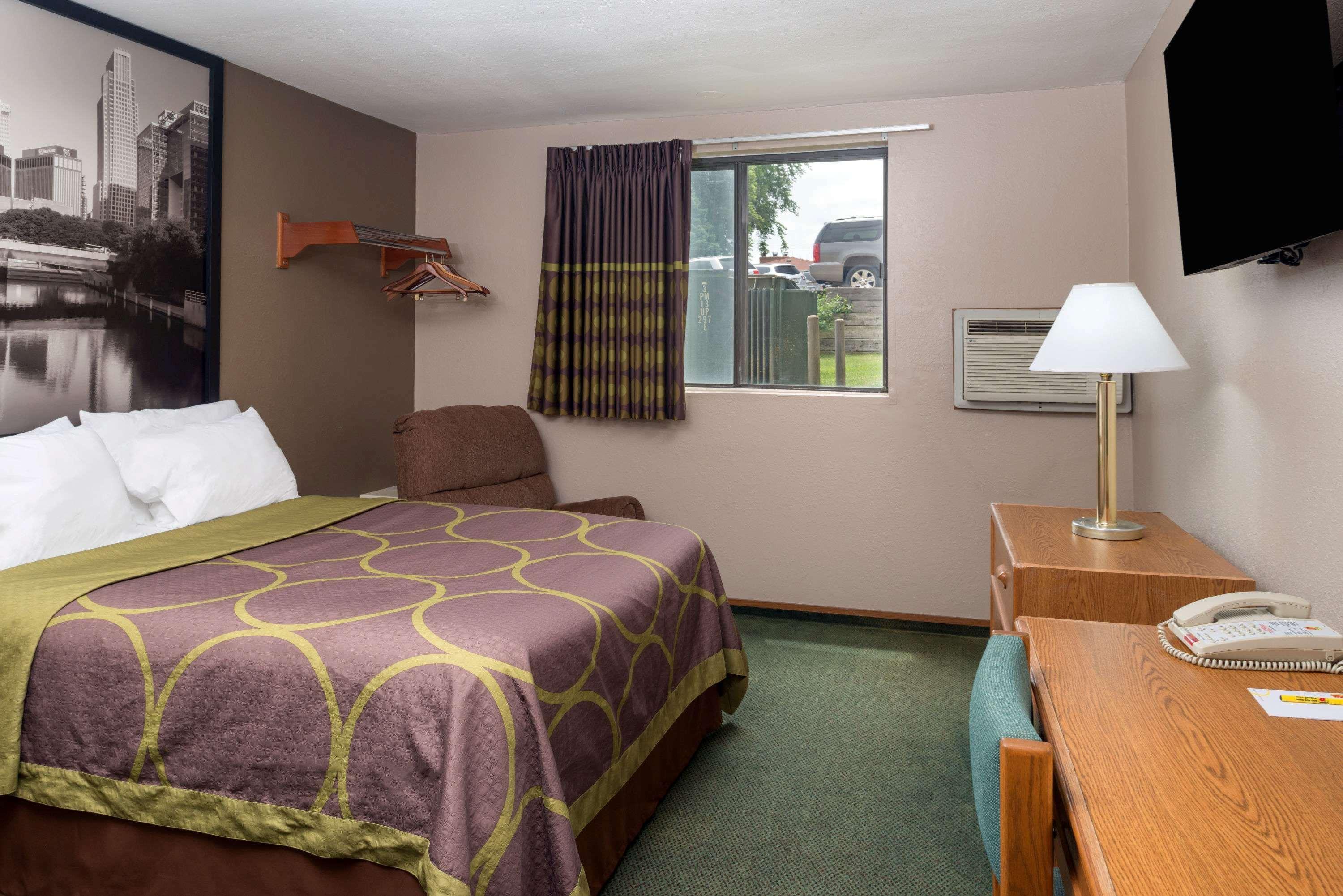 Super 8 by Wyndham Omaha NE 12/28