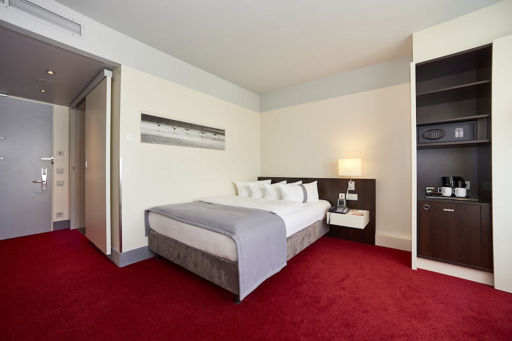 Holiday Inn Berlin Airport Conference Centre Formerly Holiday Inn Berlin International Airport 9/75