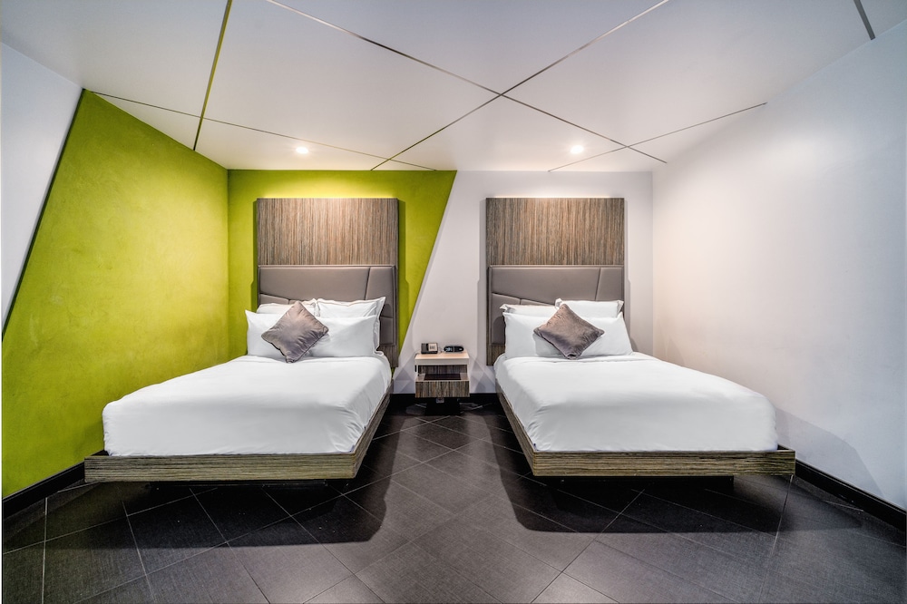 DELUXE, 2 DOUBLE BEDS