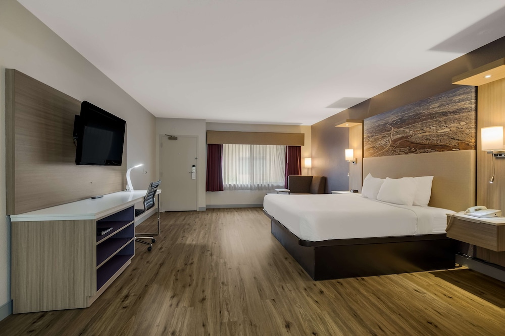 Standard, King Bed, Freeway Side