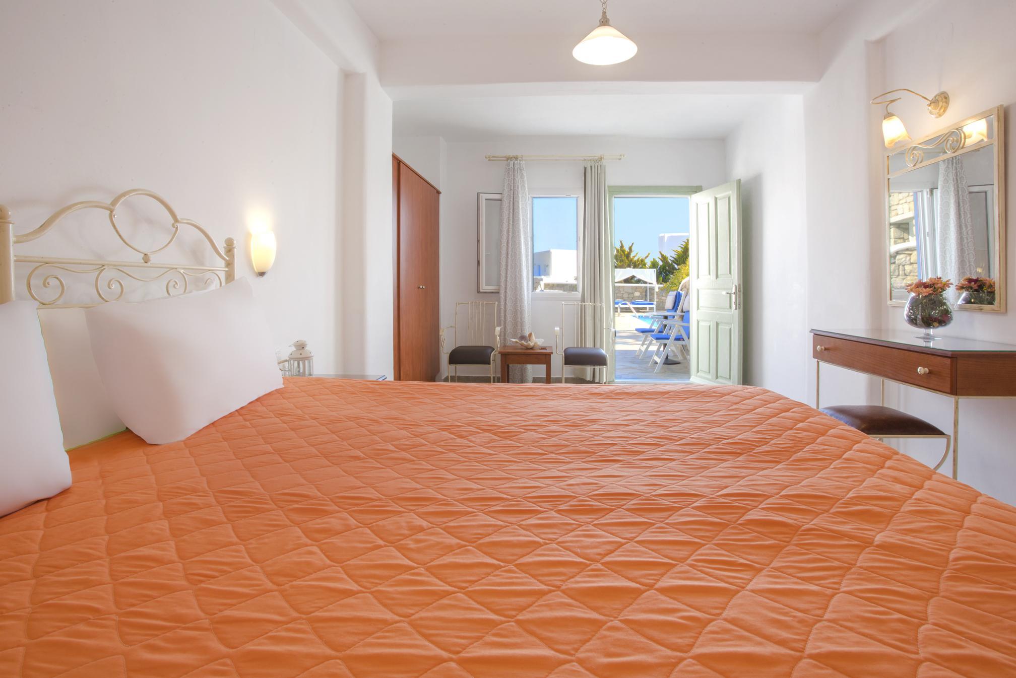 Room, Twin Beds, Pool View
