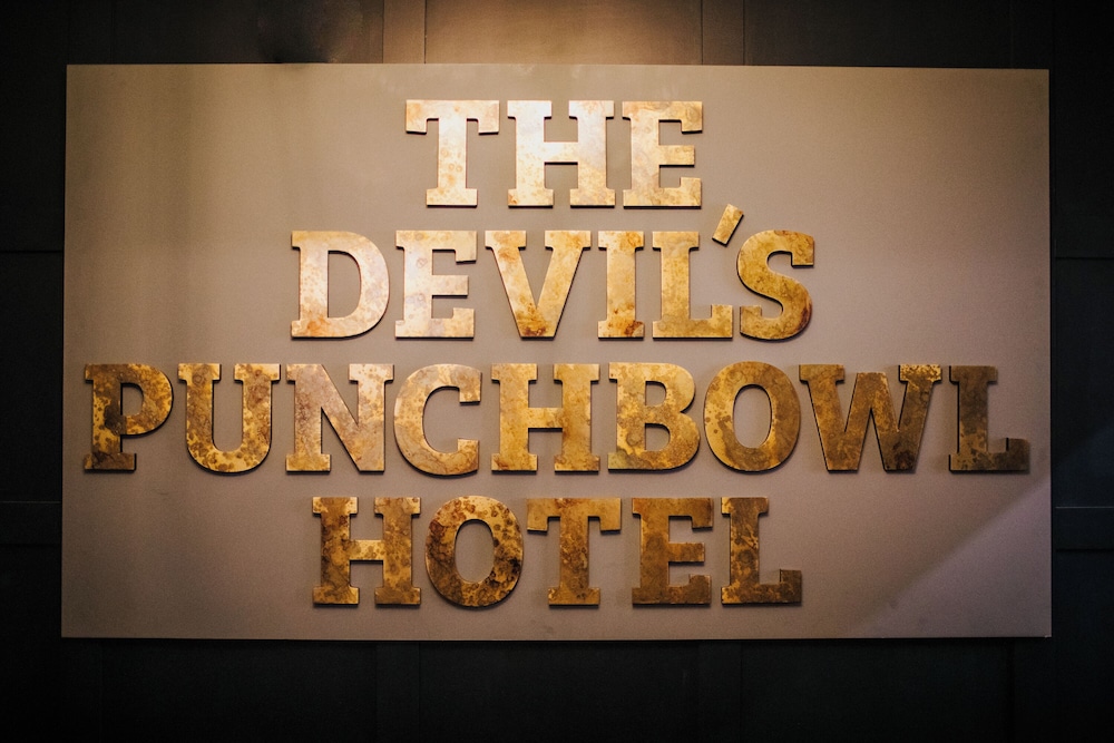 The Devil S Punchbowl Hotel 1/66