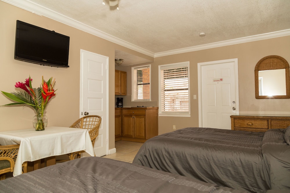 Riptide Oceanfront Hotel 35/72