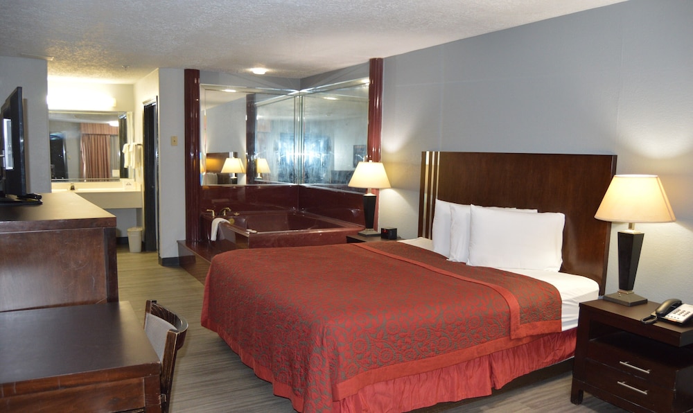 Room, Queen Bed, Smoking, Days Inn & Suites by Wyndham Winnie 5/5