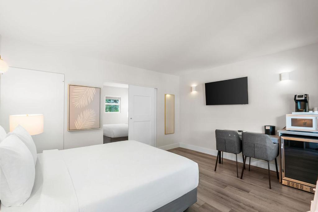 2 Bedrooms, King Bed