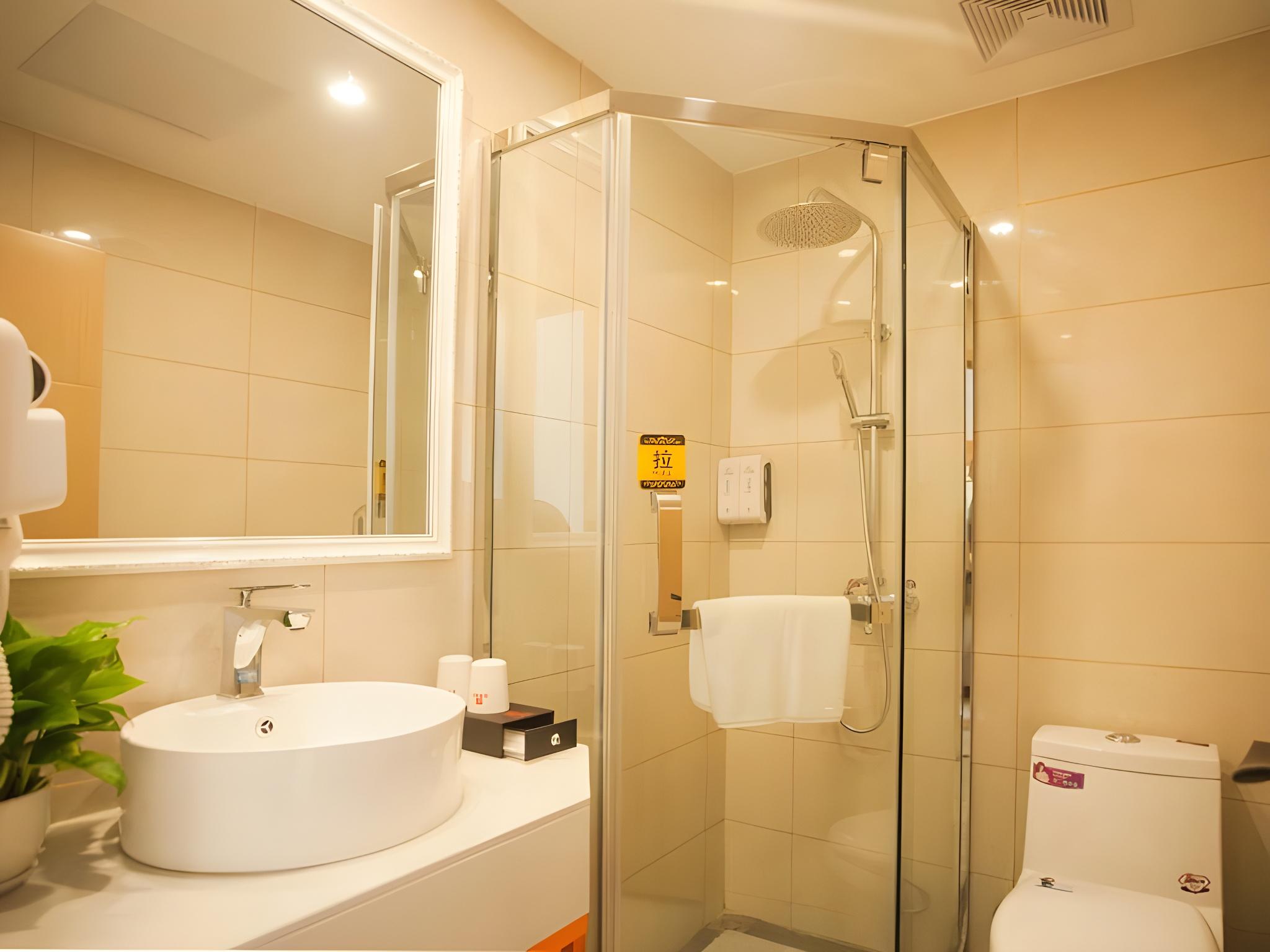 Shell Shanghai Baoshan District Aqua Road Garden City Hotel 18/19