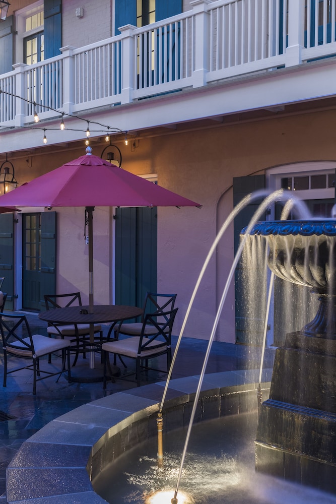 Royal Frenchmen Hotel And Bar 68/72