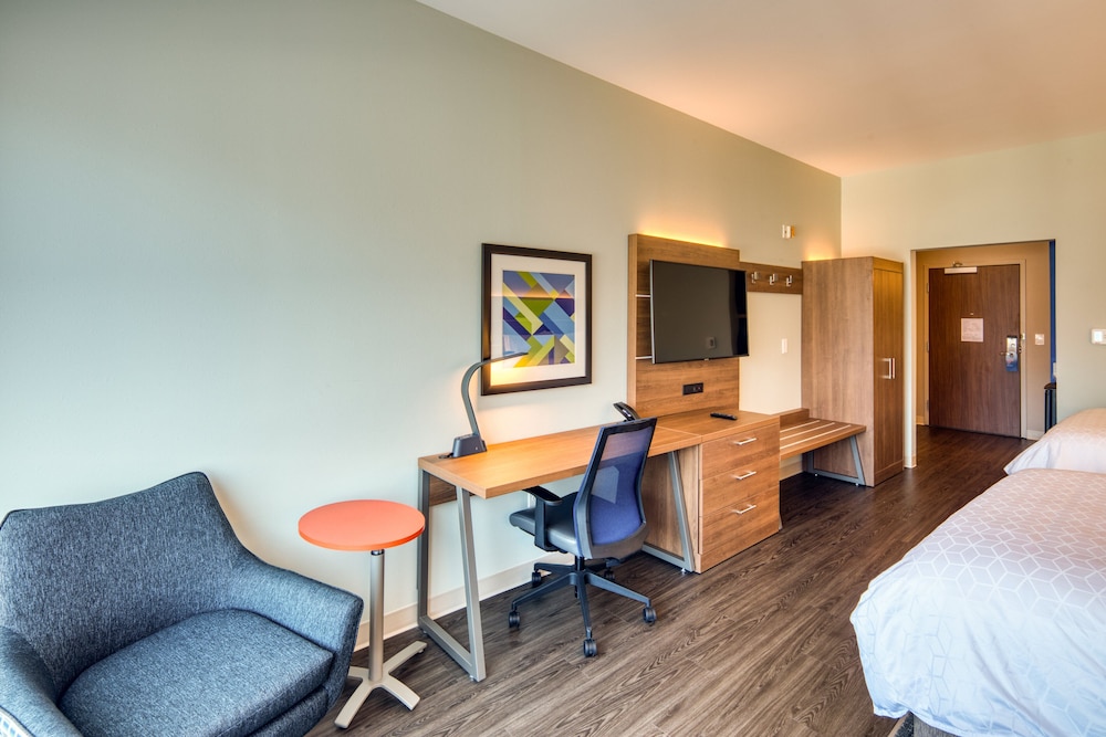 Holiday Inn Express & Suites Charlotte - South End 52/73