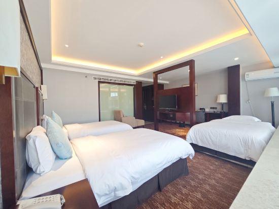 غرفة ثلاثية بثلاثة أسرّة