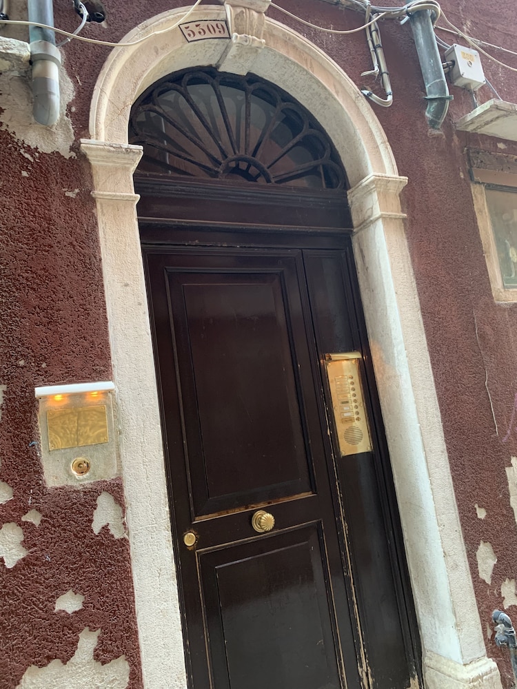 Luxury Venetian Rooms 3/39