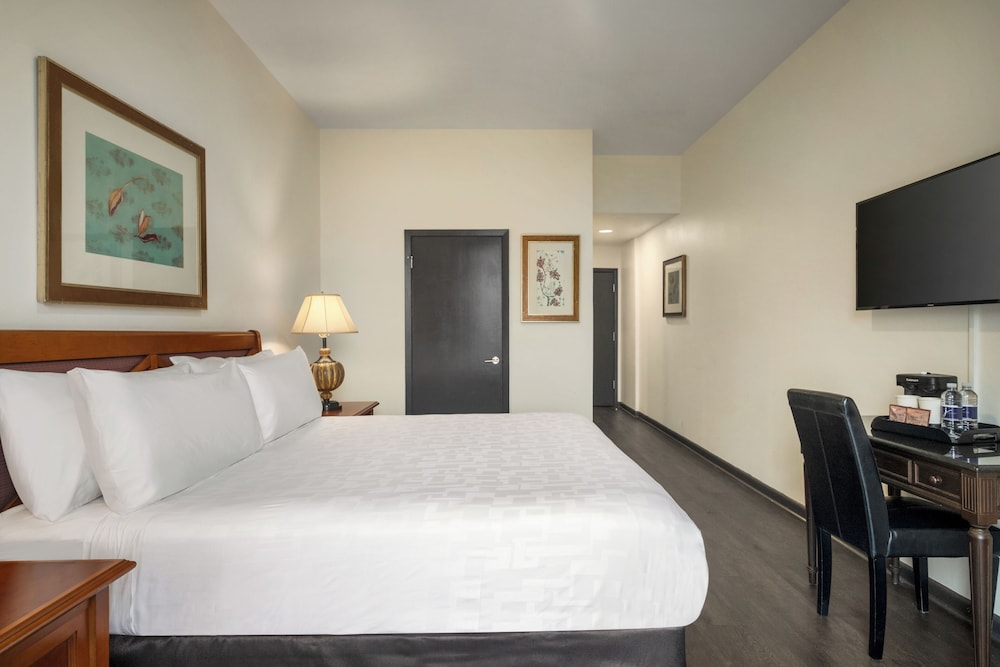 ROOM, KING BED, BALCONY