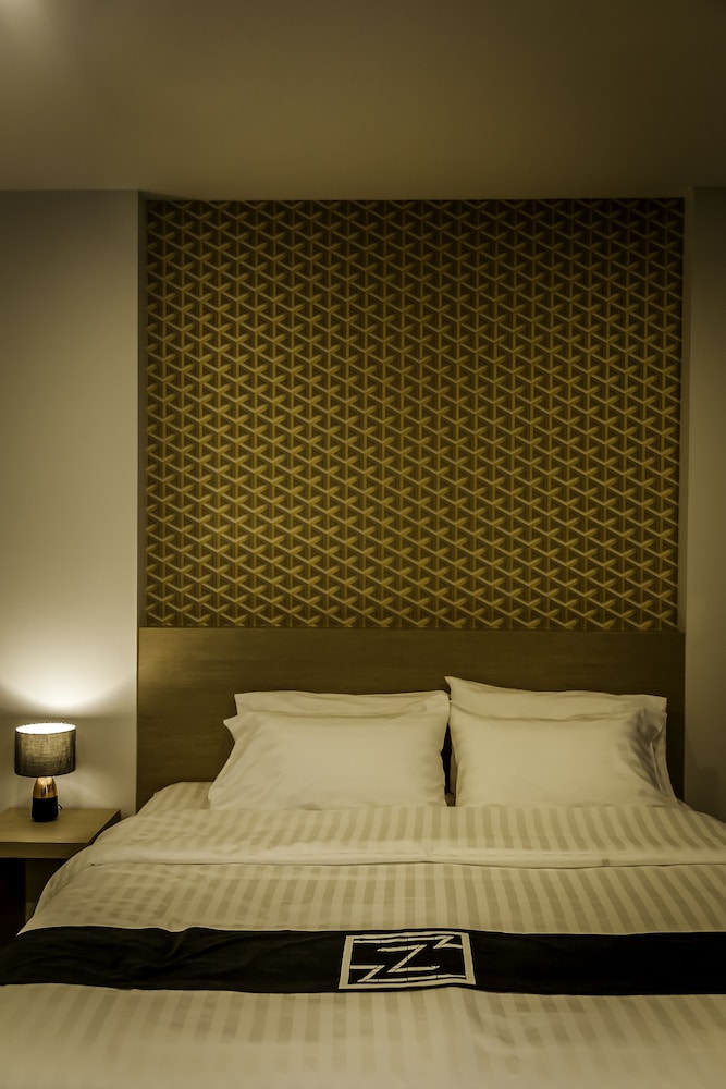 Z, TRIPLE, KING BED