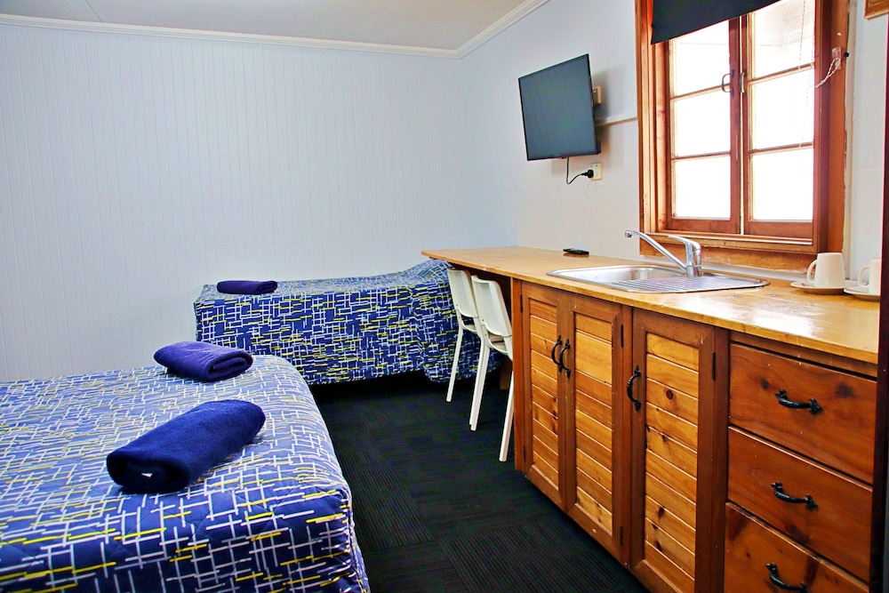 BRISBANE MANOR HOTEL 33/60