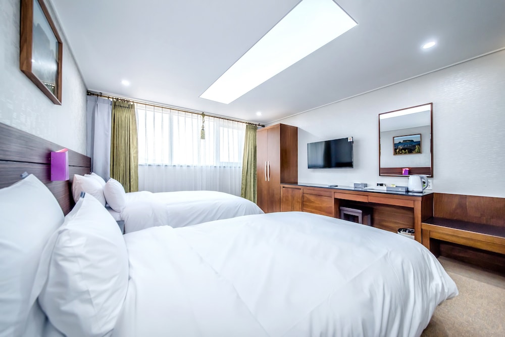 ROOM, DOUBLE OR TWIN BED, MOUNTAIN VIEW