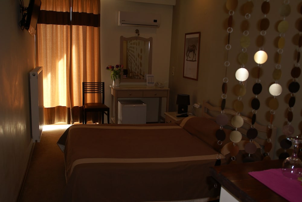 Yria Hotel 12/78