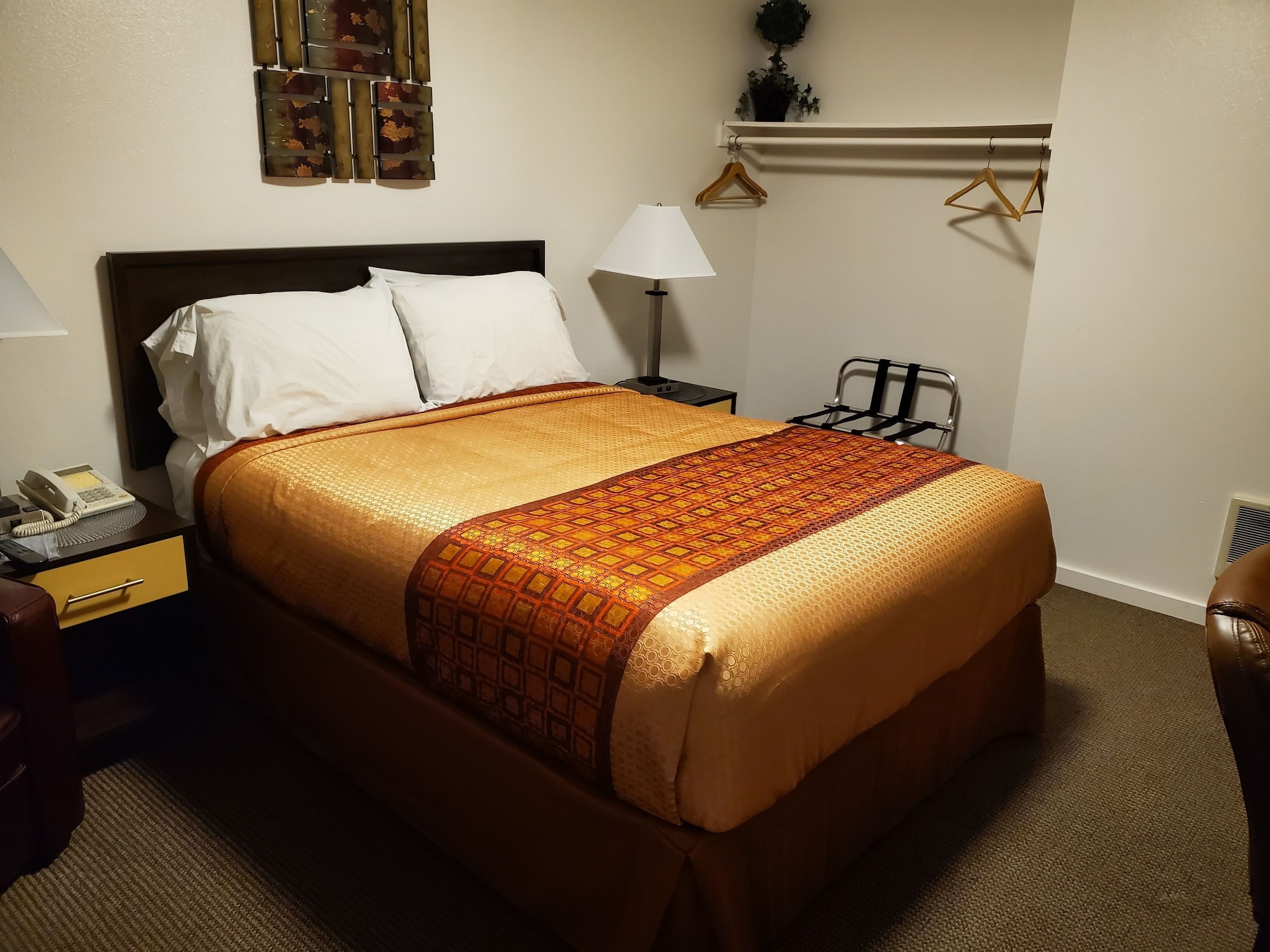 ROOM, QUEEN BED
