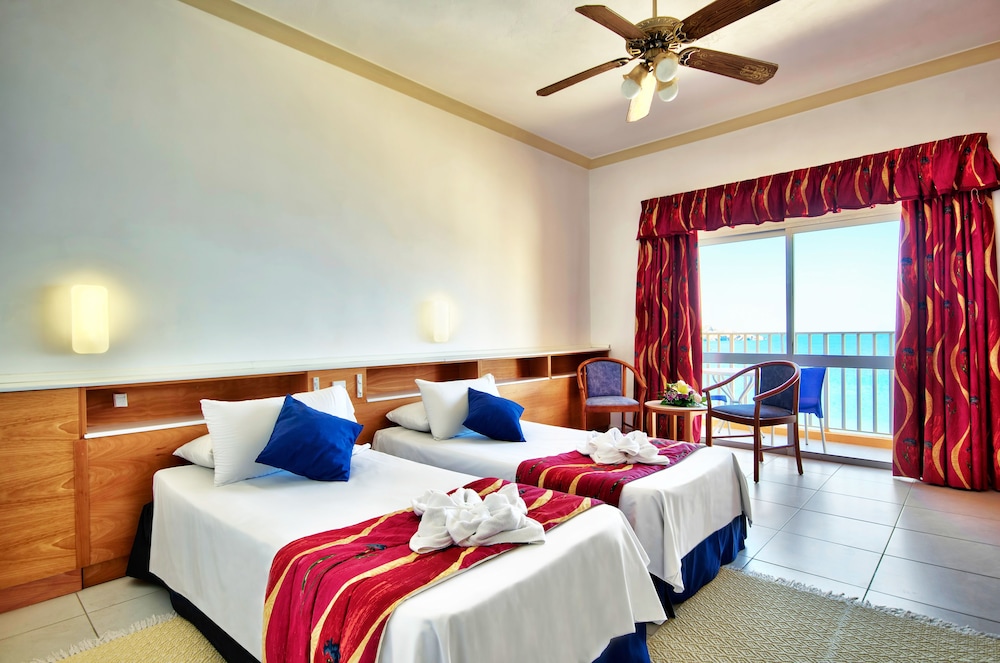PARADISE BAY RESORT 46/80