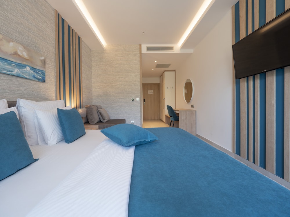 Superior, King Bed, Sea Side, on the Side