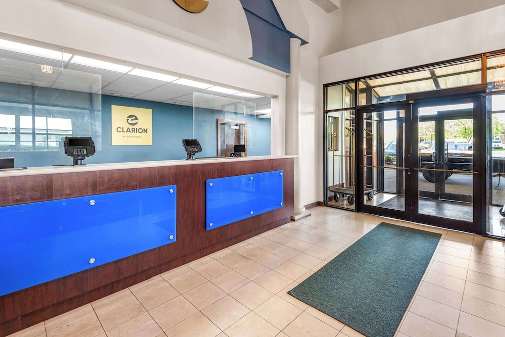 Clarion Inn & Suites Indianapolis Northwest 7/55