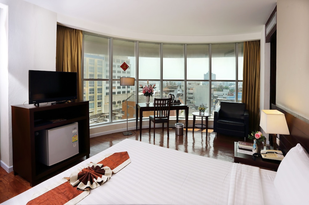 Golden Crown Grand Hotel 19/50