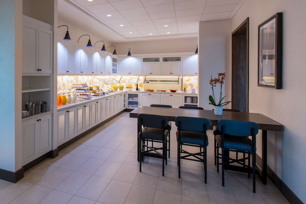 Hyatt Place Delano 42/55