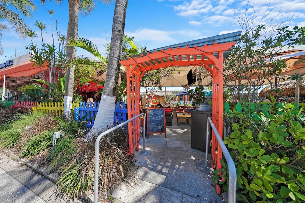 Hollywood Beach Suites Hostel Hotel 61/75