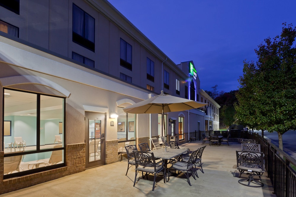 Holiday Inn Express Hotel & Suites Winchester 6/50
