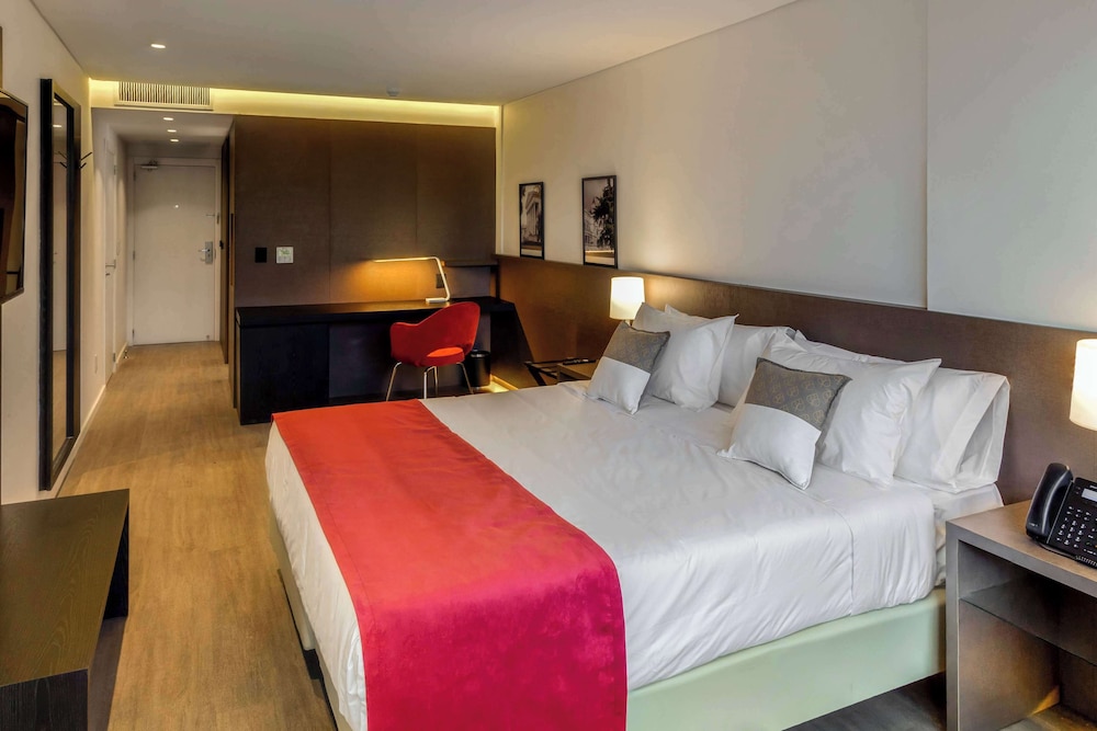 Classic, King Bed, City View