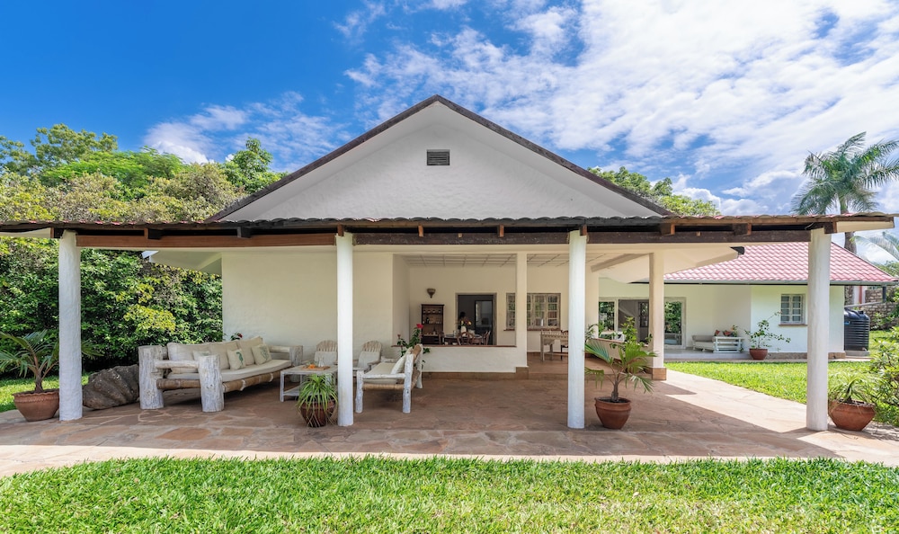 Hibiscus Apartments in DIANI BEACH