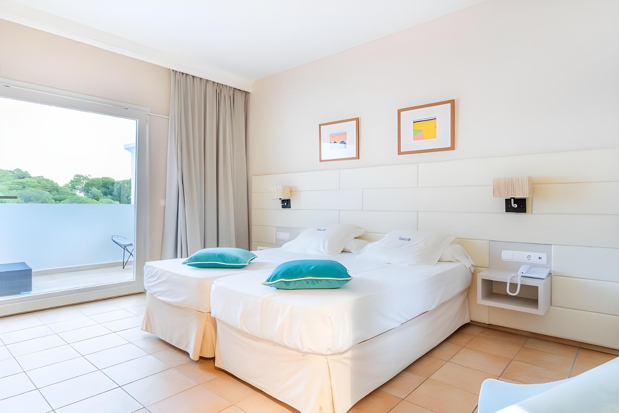 Superior, Twin Beds, Lateral Side Sea View