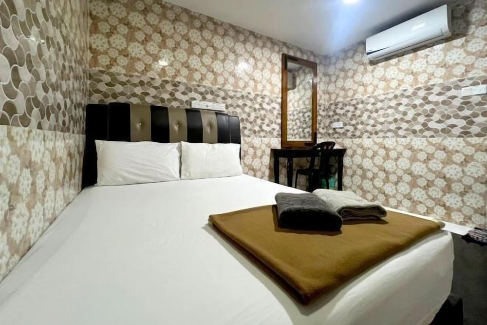 Ark Taman Melawati Hotel 8/32