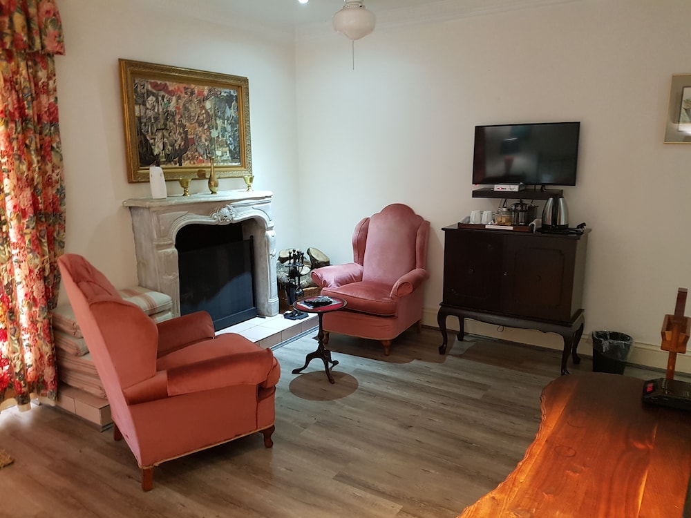Sherwood's Country House 28/50