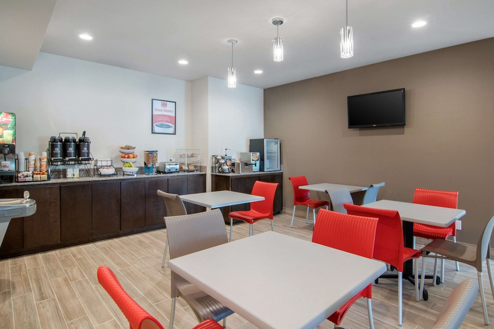 Econo Lodge Inn & Suites Springfield Main Street 40/63