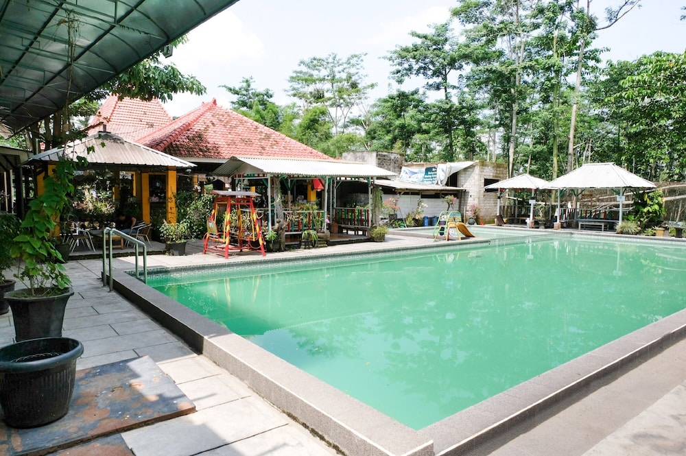 OYO 563 Damar Mas Resort Lereng Kelud 58/61
