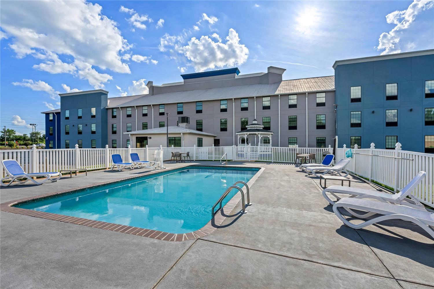 Comfort Inn & Suites River City Decatur 20/21