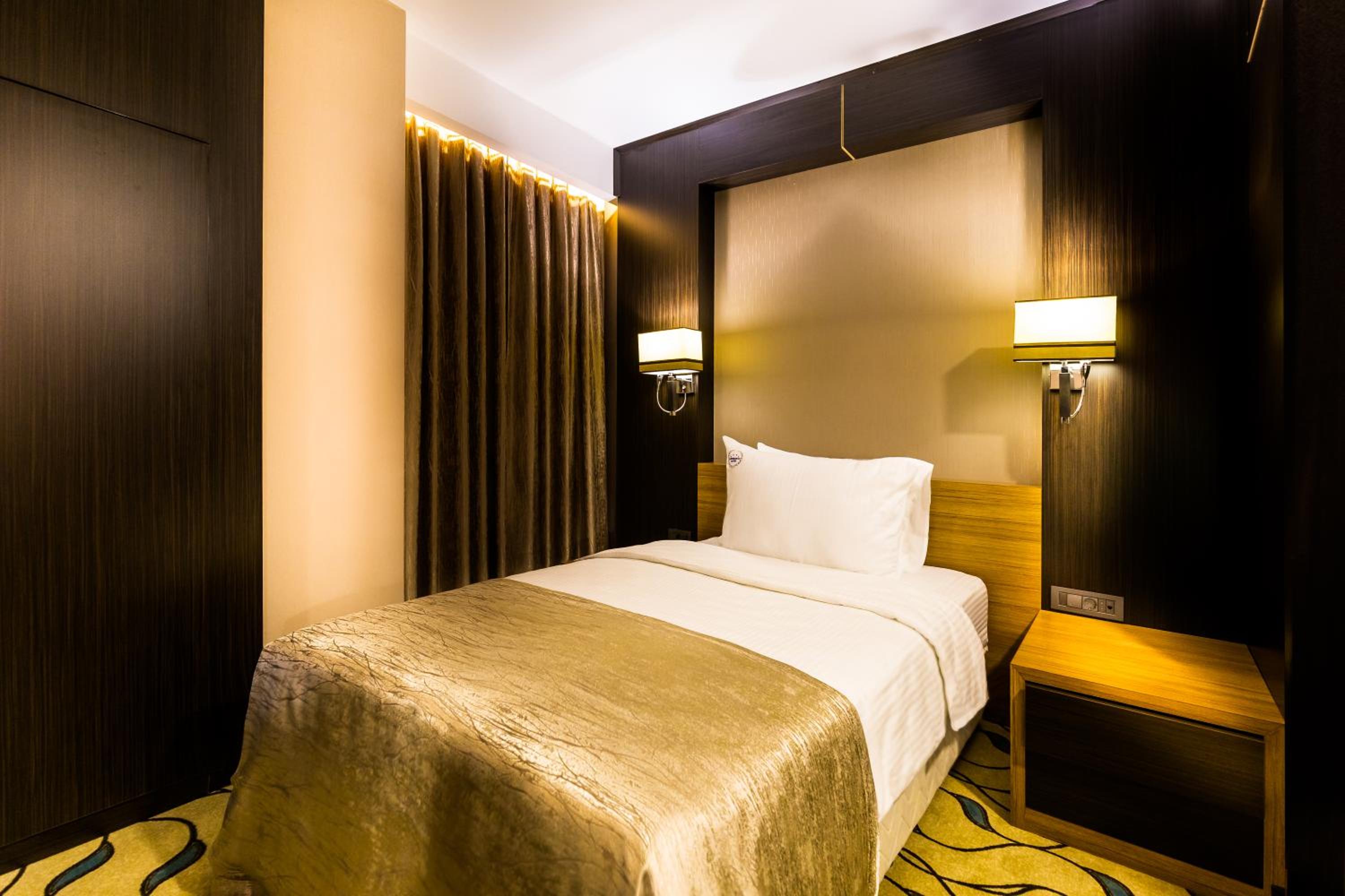 Lozengrad Hotel 12/48