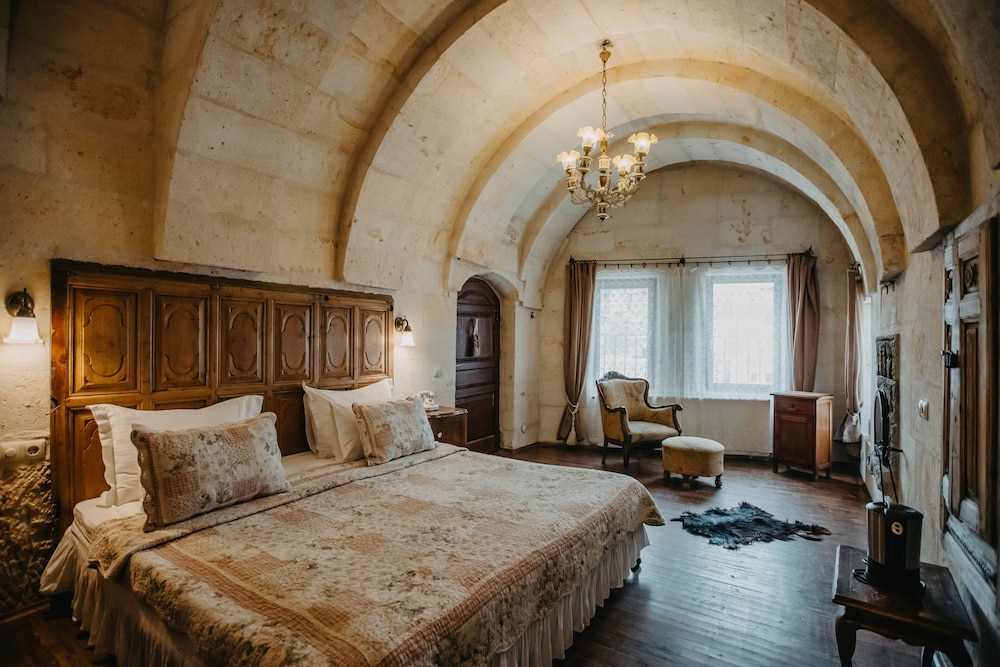 CAVE, JUNIOR SUITE