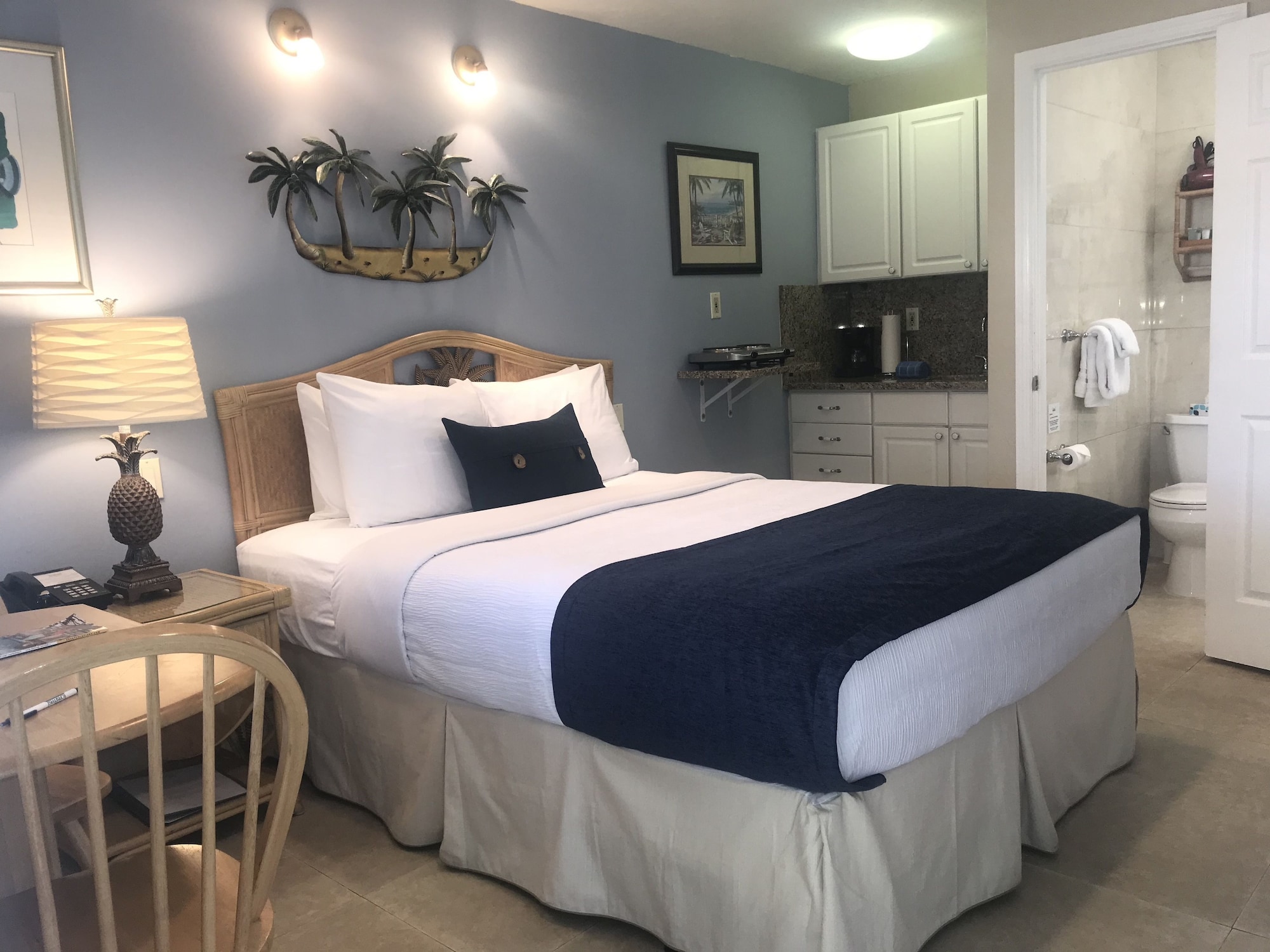 DELUXE, STUDIO, QUEEN BED, SMALL