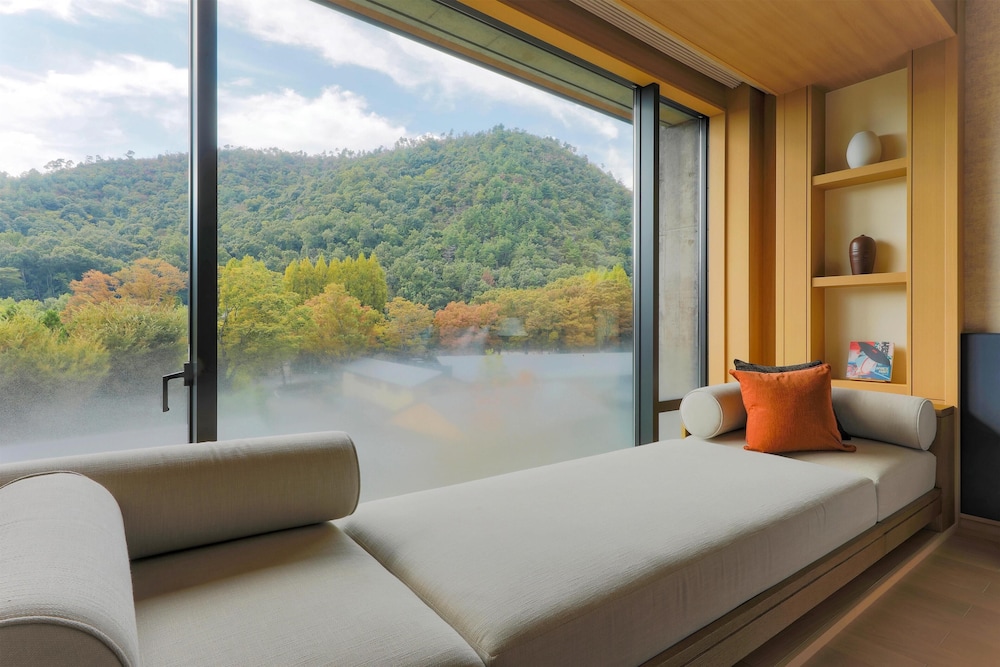 PREMIUM, DELUXE, KING BED