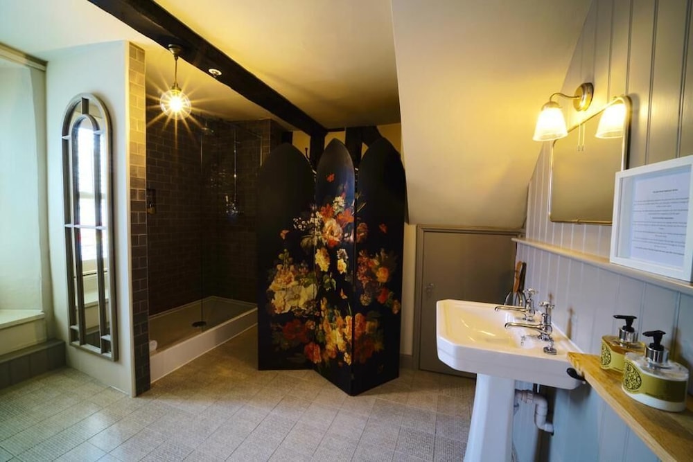 The Bull Hotel 3/47