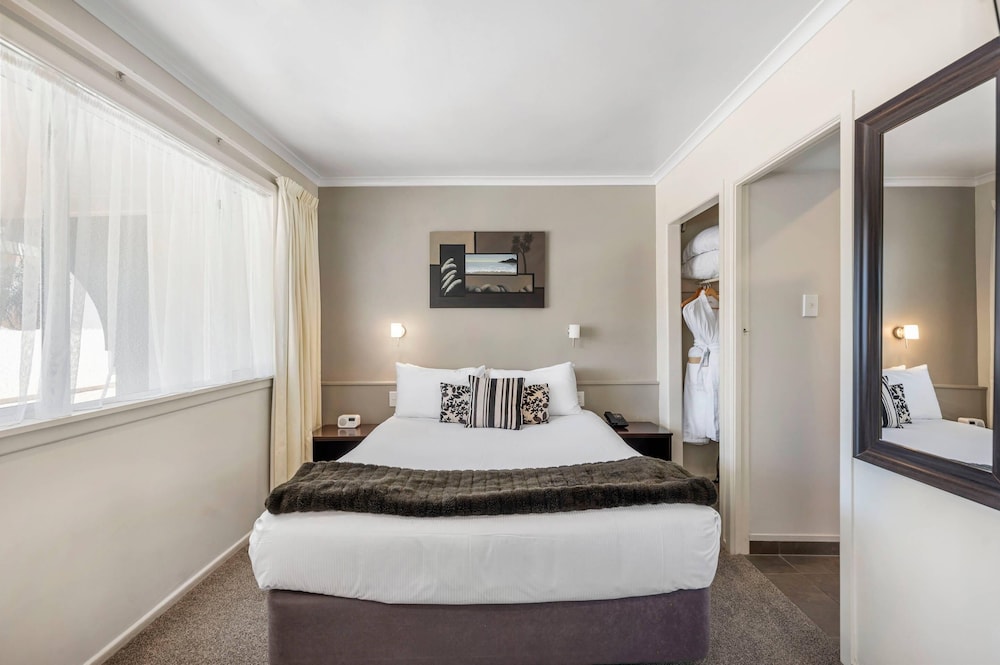 1 BEDROOM, JETTED TUB